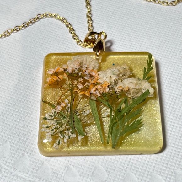 Dried Flower Square Pendant Necklace Orange White Flower 20" Chain Artisan Made - Picture 1 of 6